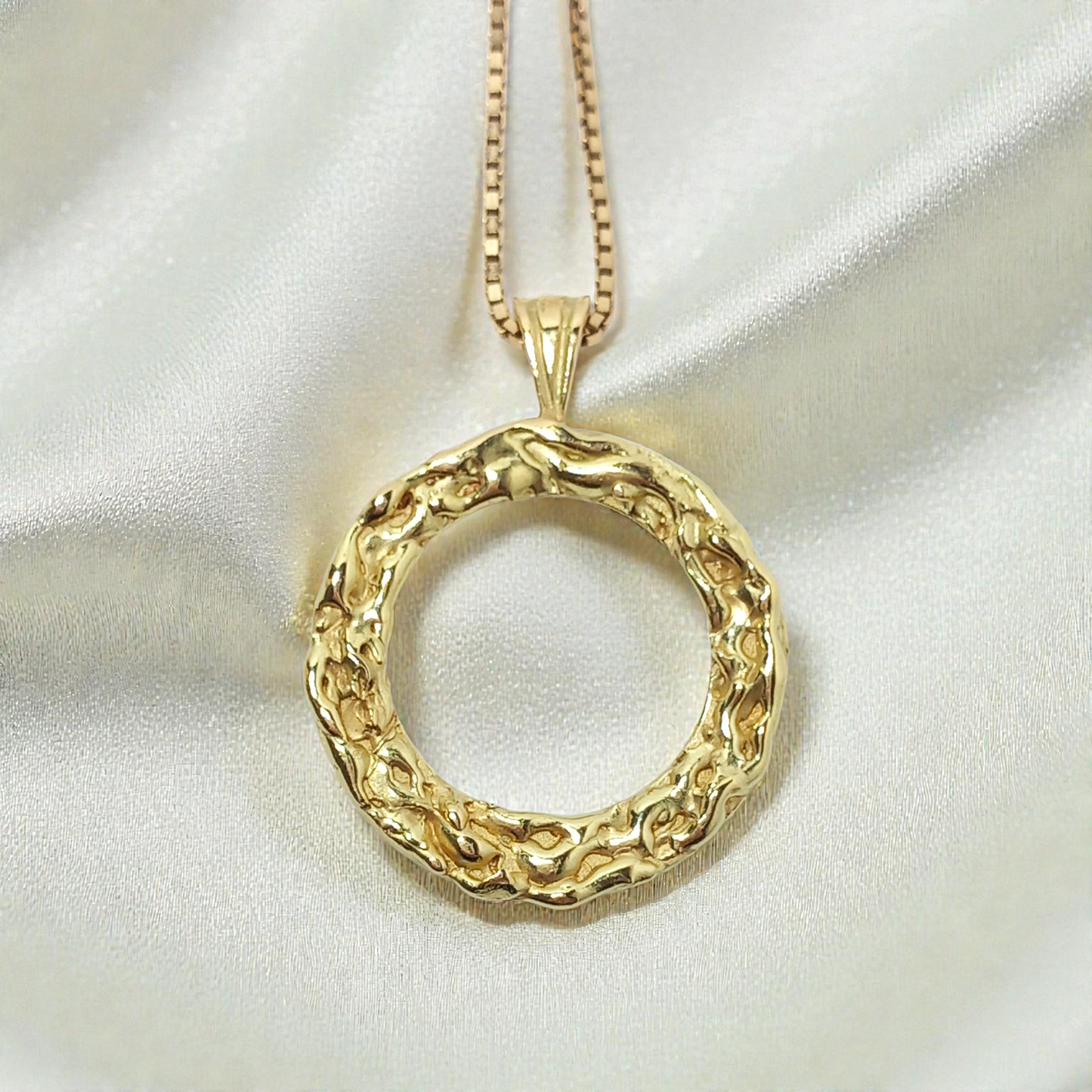 18ct Yellow Gold Wave Textured Circle Round Pendant (no chain)