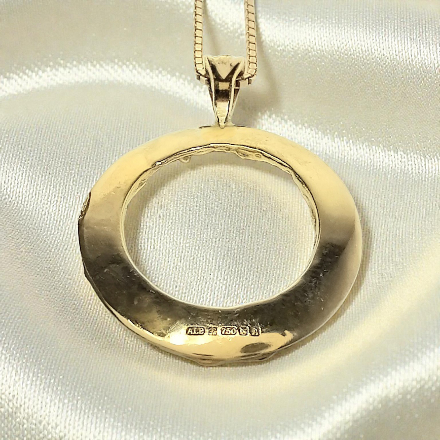 18ct Yellow Gold Wave Textured Circle Round Pendant (no chain)