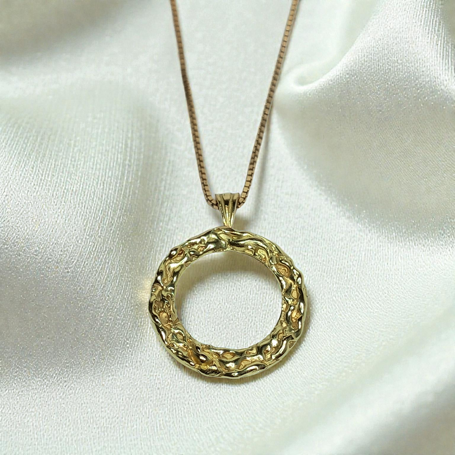 18ct Yellow Gold Wave Textured Circle Round Pendant (no chain)