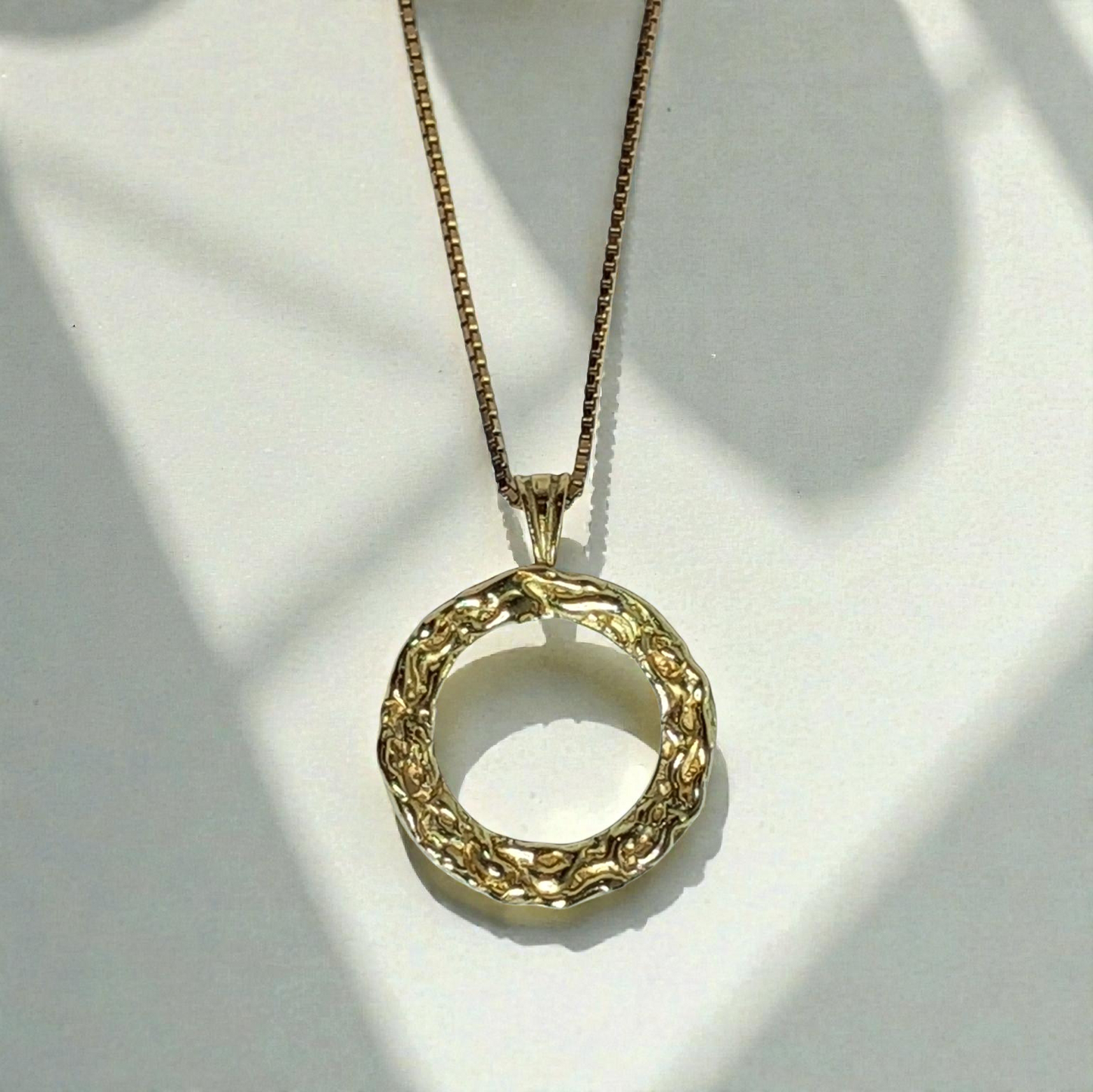 18ct Yellow Gold Wave Textured Circle Round Pendant (no chain)