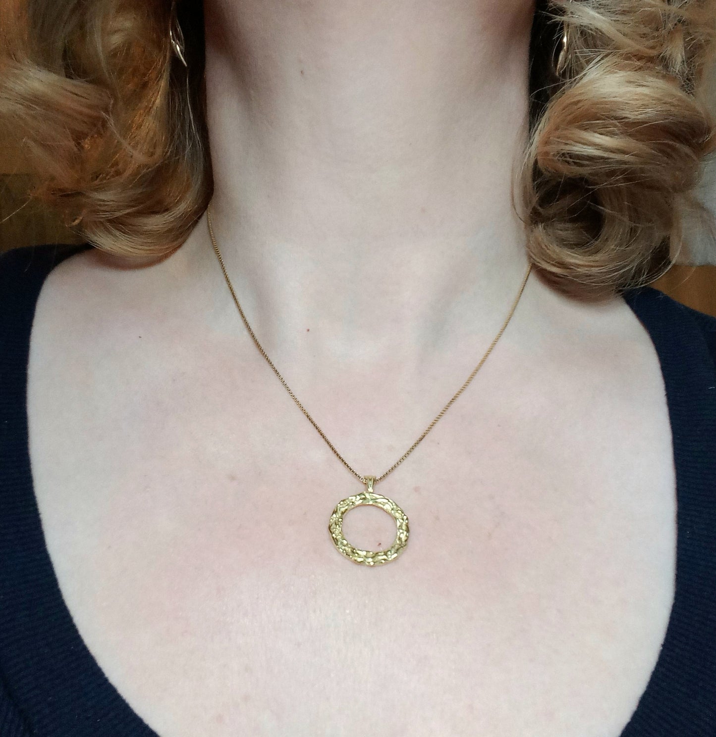 18ct Yellow Gold Wave Textured Circle Round Pendant (no chain)